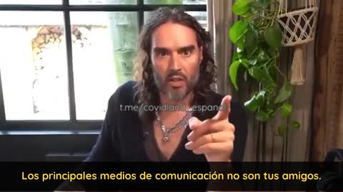 Russell Brand: "Los medios de comunicación y el gobierno no son tus amigos"