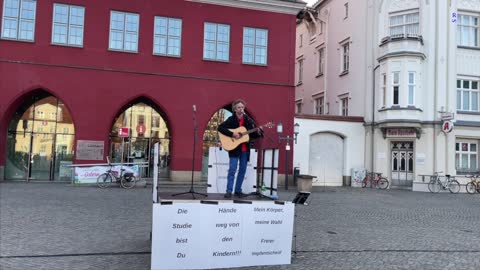 Greifswald: Dieter präsentiert einen Gospelsong 18-04-2022