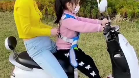 Helping belt to hold small children on the scooter