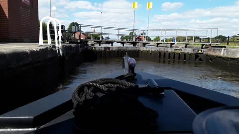 Approach & navigation through Pollington lock on the Calder hebble canal