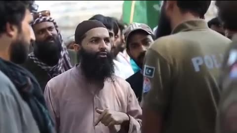 TLP Hafiz Hassan Raza's Argument with a Police Officer on Pakistan Bachaao Long March