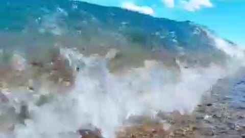 Filming the sea wave from the inside