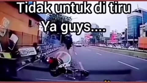 Akibat pemotor mau ke pinggir tidak beri aba aba #viral #shortvideo