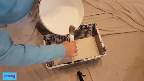 How to pour paint from a 10 litre tub. Pouring paint with no mess.