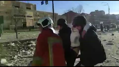 Ukraine. KIEV. FIREFIGHTERS CARRY OUT THE WOUNDED.