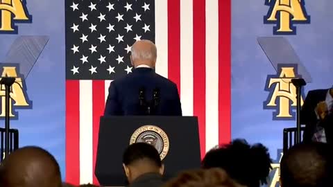 Biden se tourne à la fin de son discours et serre des mains…mais il n’y a personne …