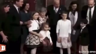 Biden w akcji z małymi dziećmi.