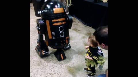 R2D2's brother scares adorable little girl