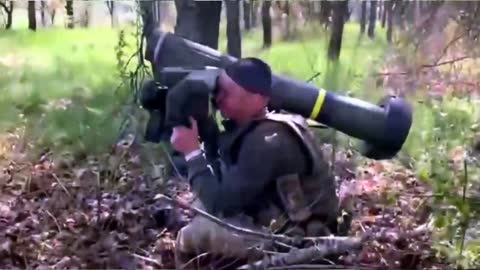 Ukrainian paratrooper using Javelin missiles