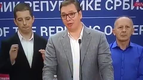 Iza Vučićevih leđa sinoć se događalo nešto što je danas hit...