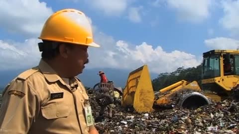 Indonesian villagers cooking with gas - from garbage