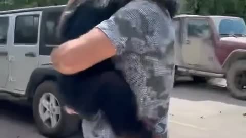 HERMOSO MOMENTO DONDE UN CHIMPANCÉ🦧 SE REENCUENTRA CON SUS DUEÑOS