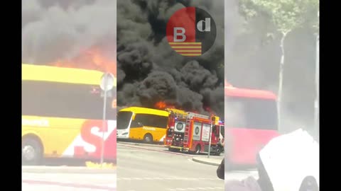 Arde completamente un autobús en la Gran Via