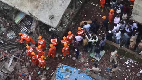 Aumenta a la 33 cifra de muertos por el derrumbe de un edificio en India tras dos días de rescates