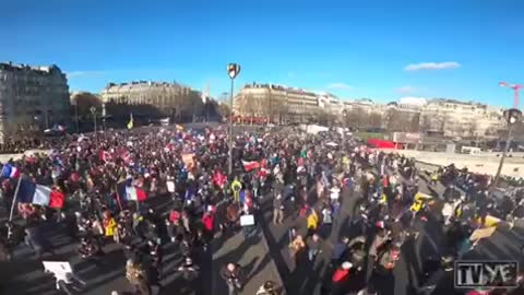 AMAZING!: Protests Against COVID Mandates Near Eiffel Tower