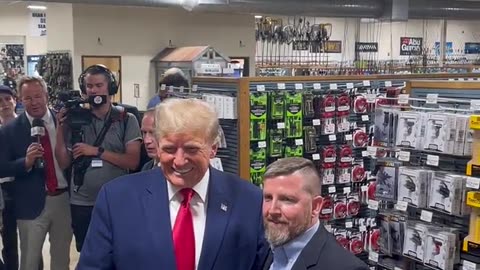 Trump checks out a Glock in South Carolina, says 'I want to buy one'