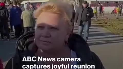 James Longman encounters special moment while interviewing activist in Kherson l ABC News