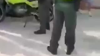 Hombre quema su moto en Barranquilla