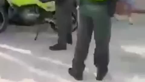 Hombre quema su moto en Barranquilla