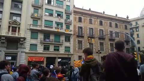 Con Policías nacionales durante el ataque separatista del 18-O en Barcelona (8)