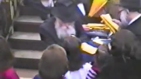 11. Vov Tishrei 5750, Mincha, Maariv, Sicha and distribution of Kuntres with Lekach = ו' תשרי תש"נ