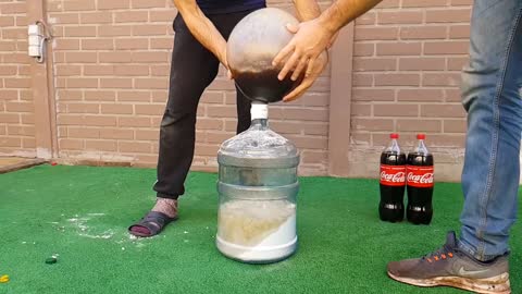 Experiment Giant Coca Cola Balloon VS Mentos3