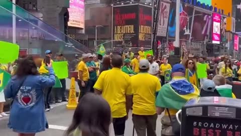 Manifestações Eleições 2022 - Patriotas Bolsonaristas protestando na Times Square, Brazil was stolen
