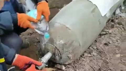Ukrainians Diffuse Bomb with Bare Hands and a Water Bottle