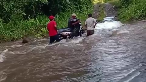 Aksi nekat Menyebrangi banjir