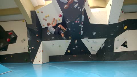 Eröffnung zweite Etage - Roter Boulder am Bug