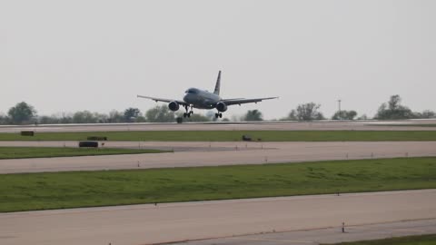 American Airlines Airbus A319 arriving at St Louis Lambert Intl - STL