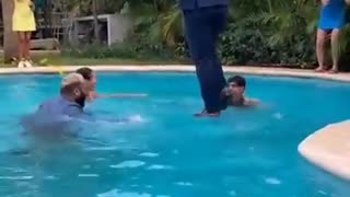 homem anda sobre piscina