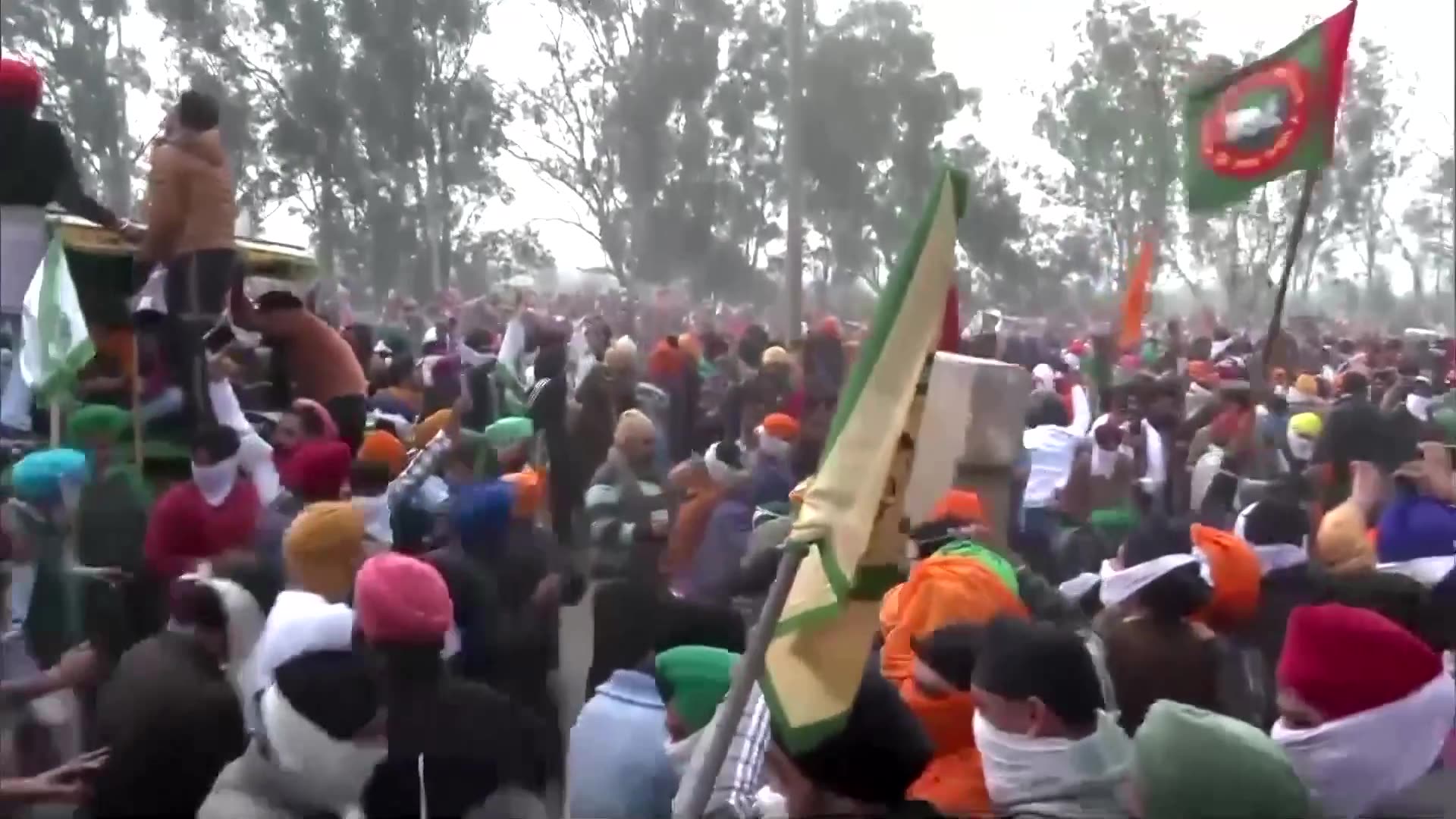 India farmers march on Delhi to protest crop prices
