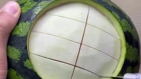 Carving a beautiful pattern on a watermelon 🍉