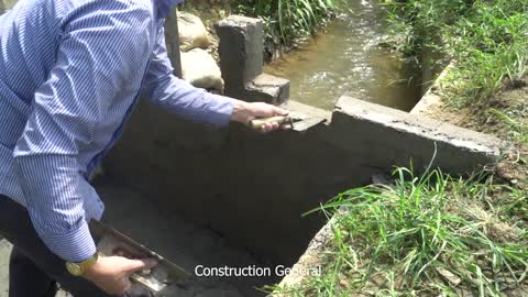Blocking the flow of water to build small hydroelectricity with a screw turbine