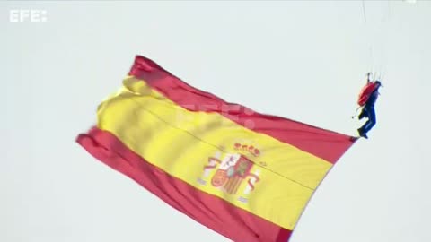 12-O| La cabo María del Carmen Gómez Hurtado porta la bandera en paracaídas