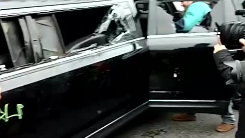 Jan 20 2017 DC 1.6.1 Antifa smashed up an immigrant-owned Limo