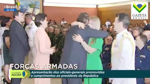 Bolsonaro chora durante evento das Forças Armadas