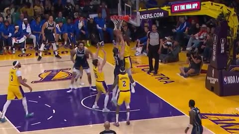 NBA - Luka Doncic slithers to the bucket for 20 PTS in the 1H! 📺 Mavericks-Lakers