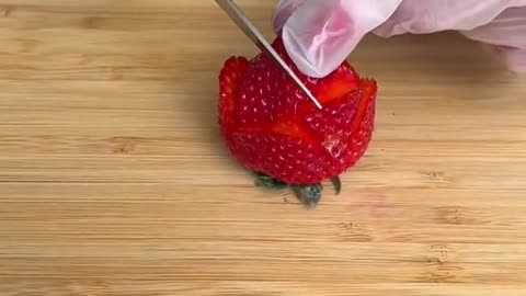 This strawberry trick is so cool 😍🤯