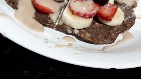 PANQUECA DE AVEIA COM FRUTAS E CALDA DE WHEY