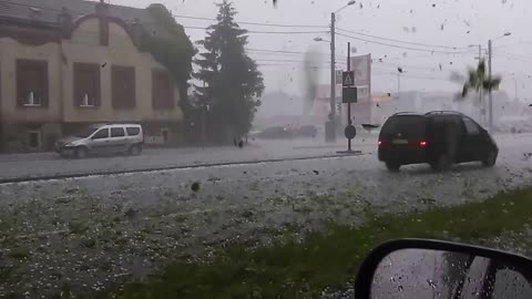 Intense footage of hail storm captured in Romania