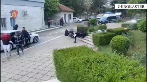 U kap me 30 refugjatë në furgon policia arreston në flagrancë 32-vjeçarin