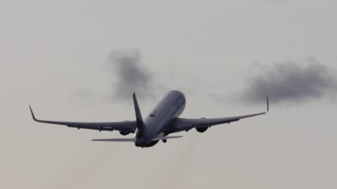 BOEING 767-300 Operating as United Airlines Flt 1193 departing St Louis Lambert