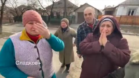 Emotionen, als die russische Flagge über einem gerade befreiten Militärstützpunkt gehisst wird.