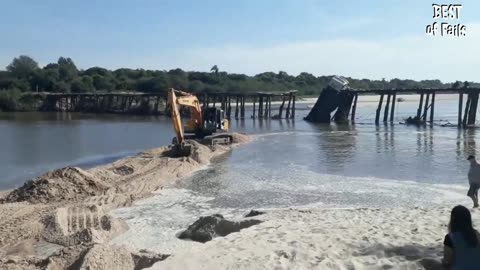 Dangerous Truck Rescue - Trucks Crossing Flooded Rivers - How not to drive in Russia 2020