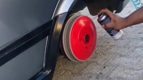 It's too convenient to spray paint to repair cars.