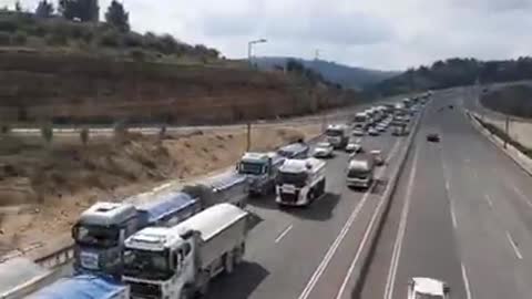 Convoy of trucks and vehicles arrives in #Jerusalem, Israel's capital, to protest Covid restrictions