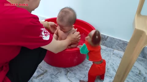 Smart Monkey KaKa helps mom bathe Baby