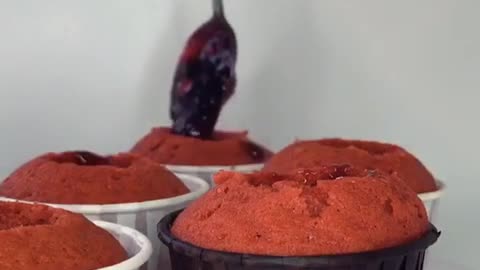Making cupcakes "Red Velvet"